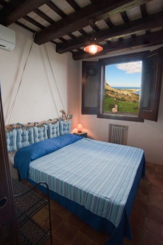  THE BEDROOM WITH DOUBLE BED AT GROUND FLOOR